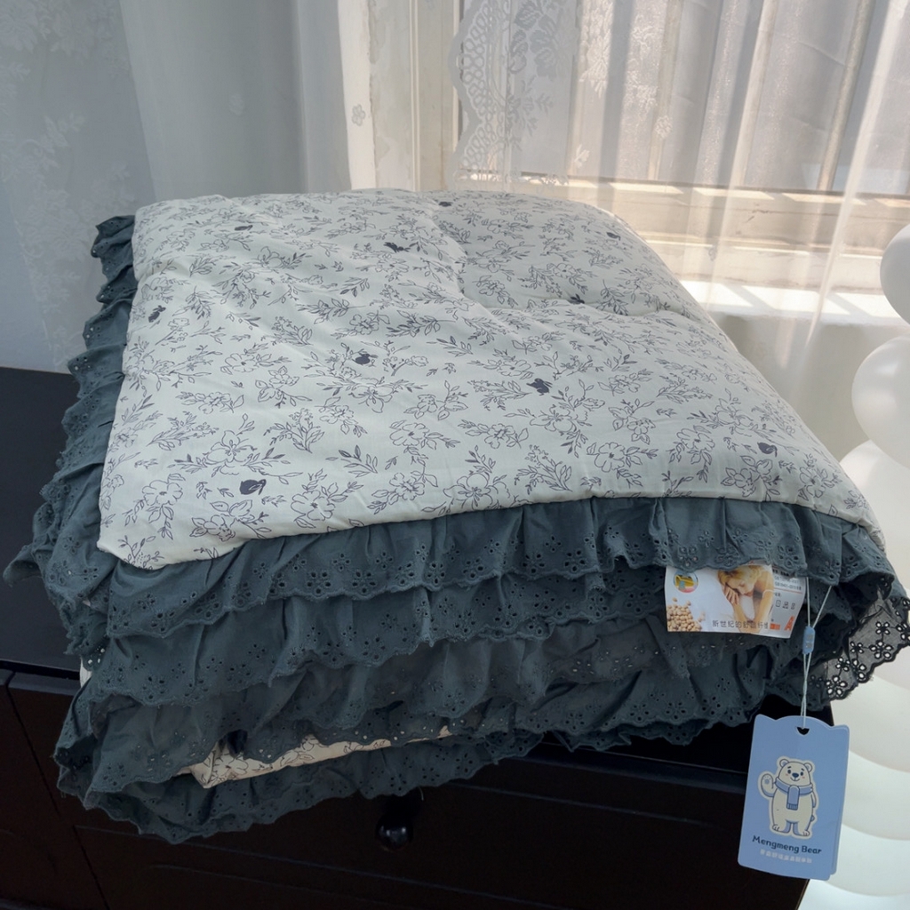 91家纺网 家纺一手货源 找家纺 暖居 2025新款纯棉花边款春秋豆豆被四季通用 南法假日