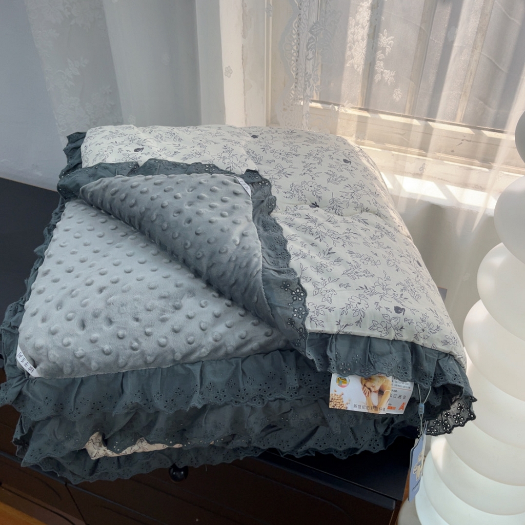 91家纺网 家纺一手货源 找家纺 暖居 2025新款纯棉花边款春秋豆豆被四季通用 南法假日