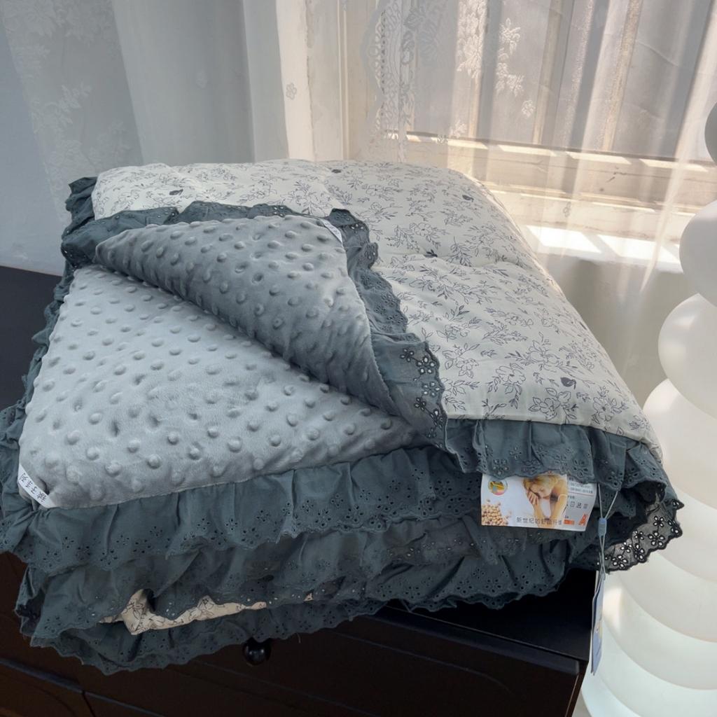 91家纺网 家纺一手货源 找家纺 暖居 2025新款纯棉花边款春秋豆豆被四季通用 南法假日