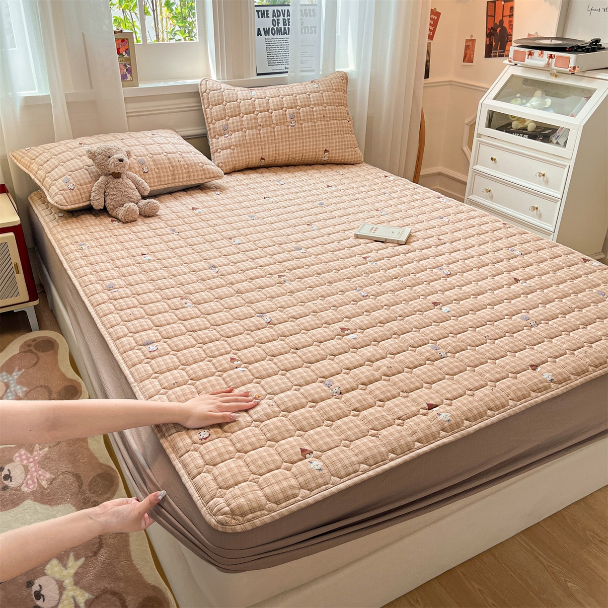 91家纺网 家纺一手货源 找家纺 布卢姆床垫 2025新款A类皱皱纱印花夹棉床笠 焦糖小狗