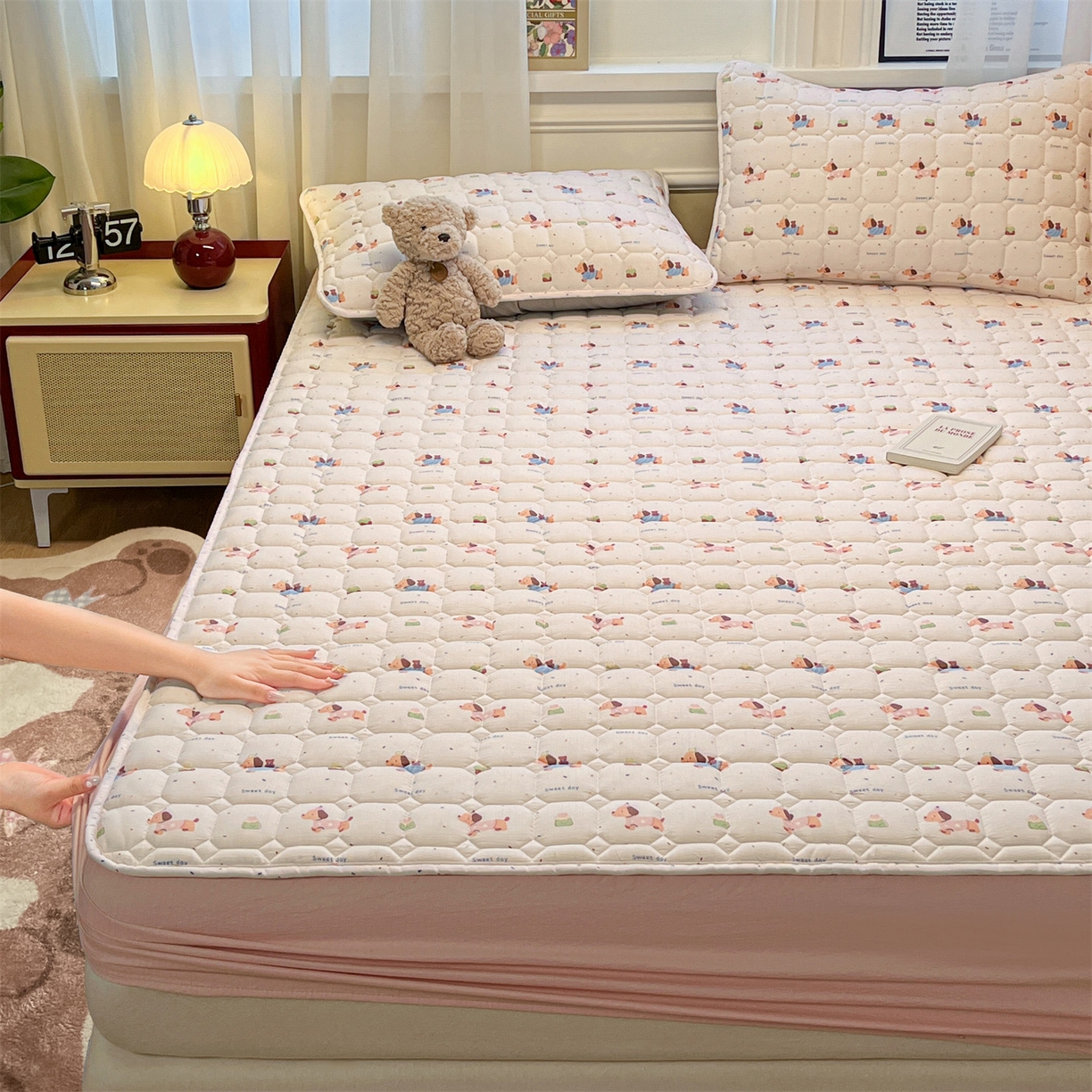 91家纺网 家纺一手货源 找家纺 布卢姆床垫 2025新款A类皱皱纱印花夹棉床笠 可爱小腊肠