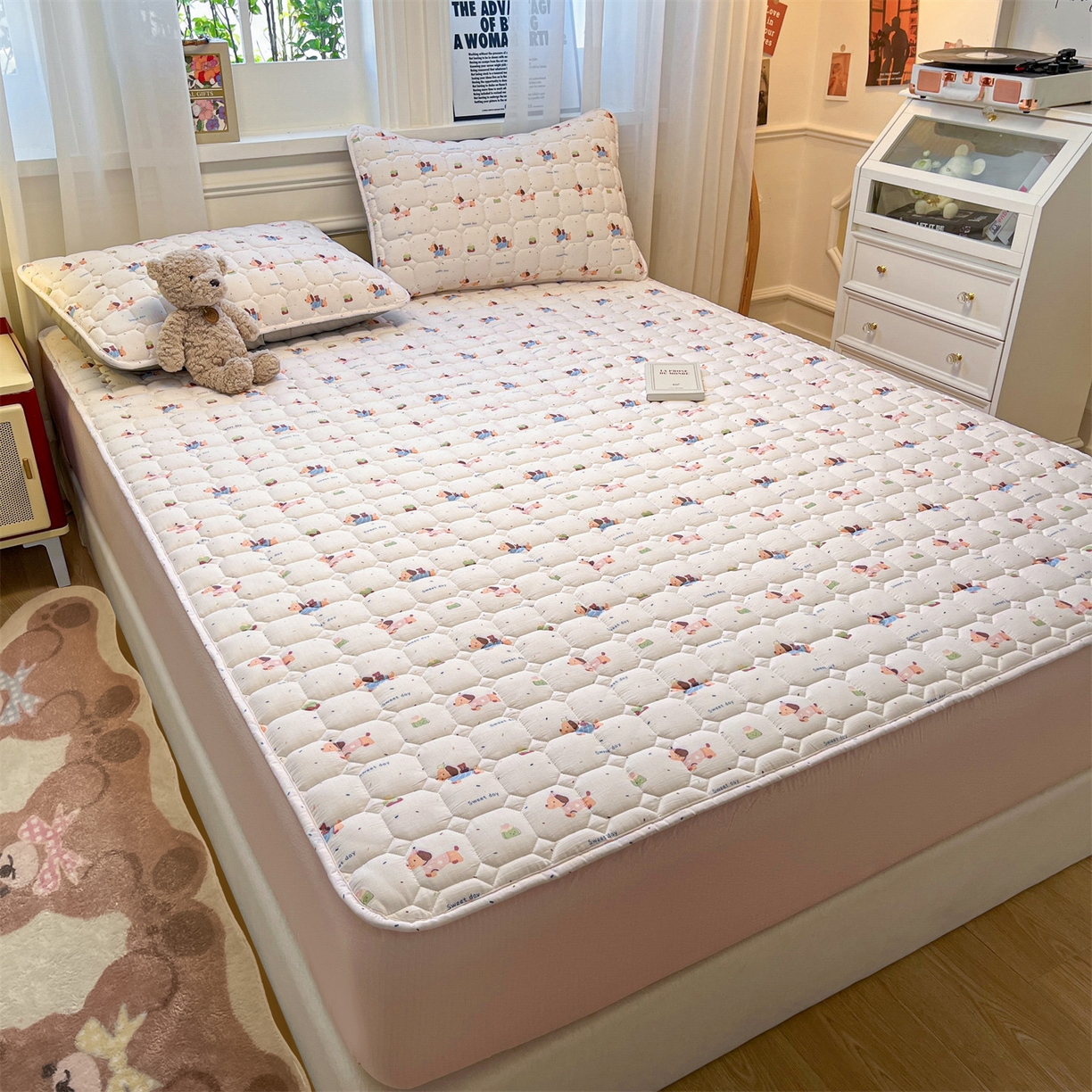 91家纺网 家纺一手货源 找家纺 布卢姆床垫 2025新款A类皱皱纱印花夹棉床笠 可爱小腊肠