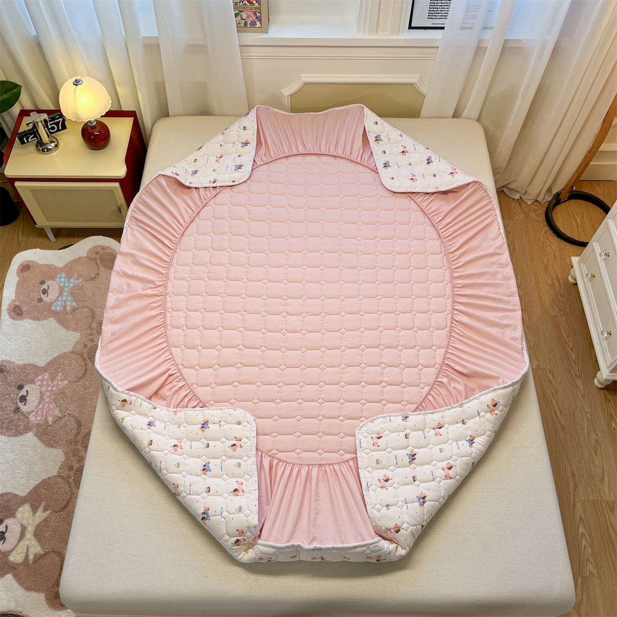 91家纺网 家纺一手货源 找家纺 布卢姆床垫 2025新款A类皱皱纱印花夹棉床笠 可爱小腊肠