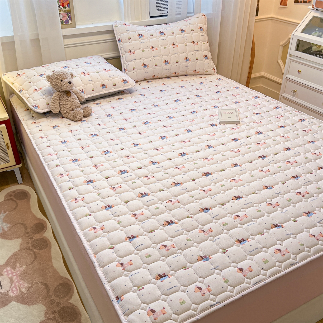 91家纺网 家纺一手货源 找家纺 布卢姆床垫 2025新款A类皱皱纱印花夹棉床笠 可爱小腊肠