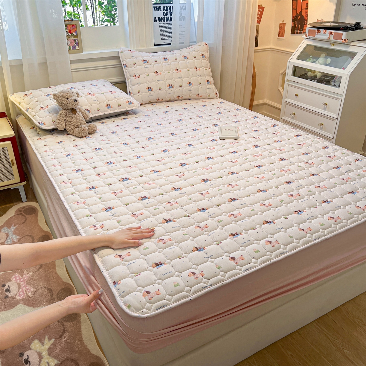 91家纺网 家纺一手货源 找家纺 布卢姆床垫 2025新款A类皱皱纱印花夹棉床笠 可爱小腊肠