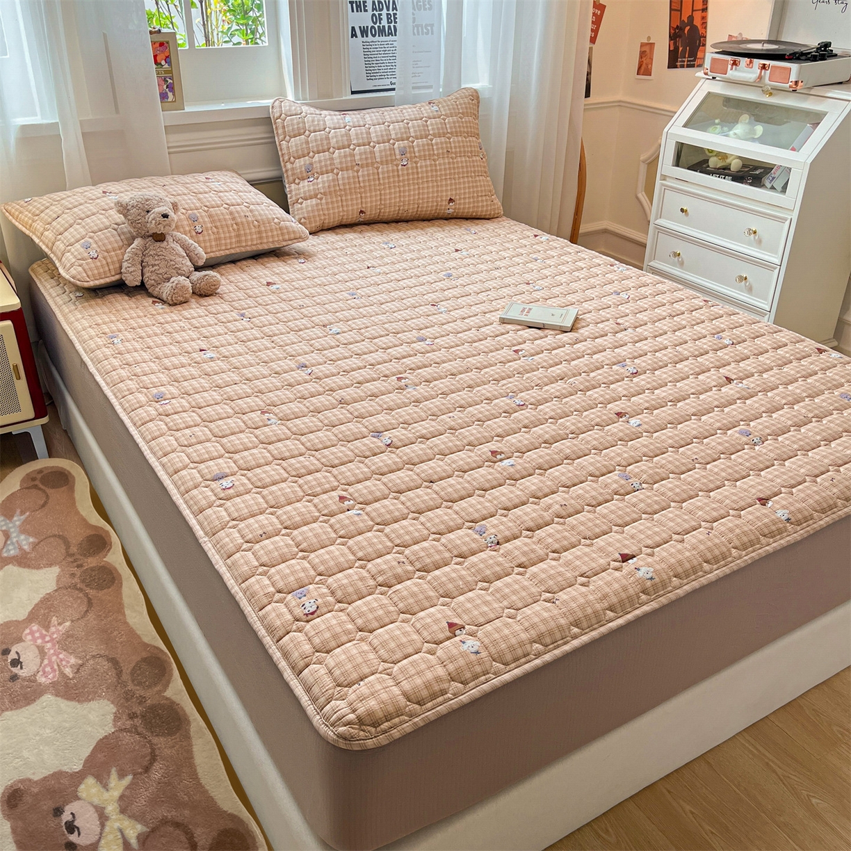 91家纺网 家纺一手货源 找家纺 布卢姆床垫 2025新款A类皱皱纱印花夹棉床笠 焦糖小狗