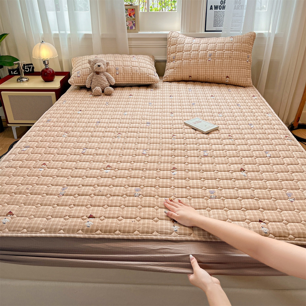 91家纺网 家纺一手货源 找家纺 布卢姆床垫 2025新款A类皱皱纱印花夹棉床笠 焦糖小狗