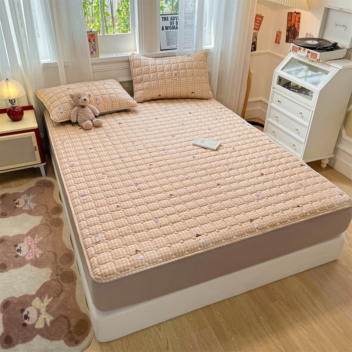 91家纺网 家纺一手货源 找家纺 布卢姆床垫 2025新款A类皱皱纱印花夹棉床笠 焦糖小狗