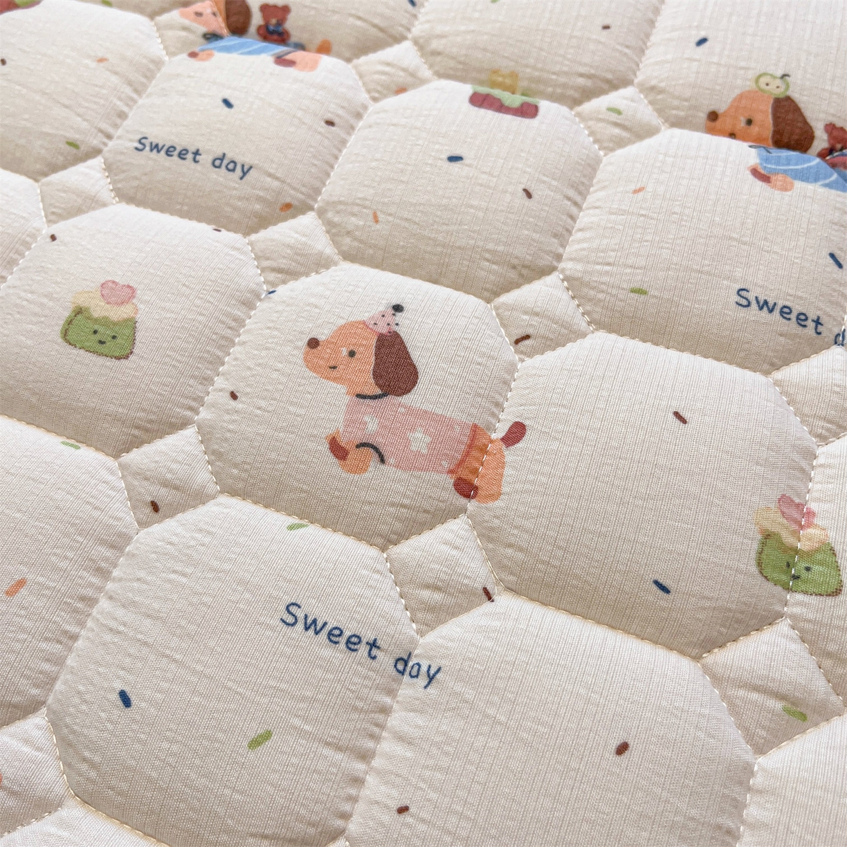 91家纺网 家纺一手货源 找家纺 布卢姆床垫 2025新款A类皱皱纱印花夹棉床笠 可爱小腊肠