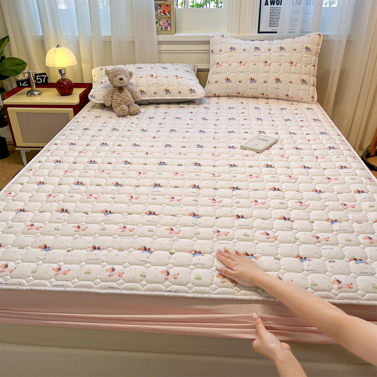 91家纺网 家纺一手货源 找家纺 布卢姆床垫 2025新款A类皱皱纱印花夹棉床笠 可爱小腊肠