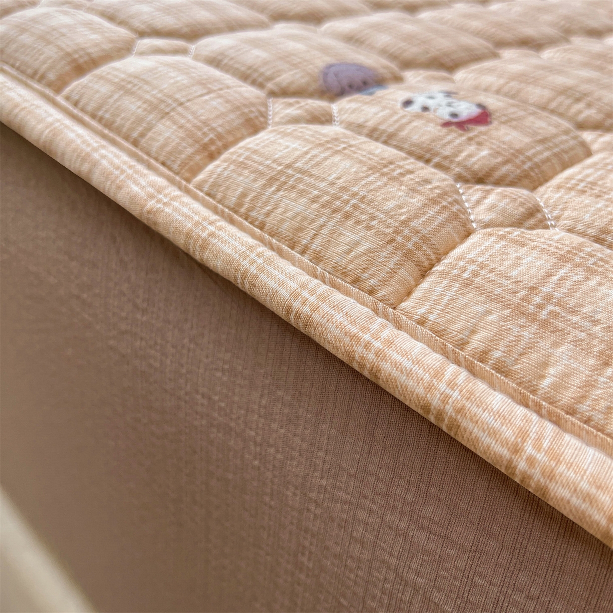 91家纺网 家纺一手货源 找家纺 布卢姆床垫 2025新款A类皱皱纱印花夹棉床笠 焦糖小狗