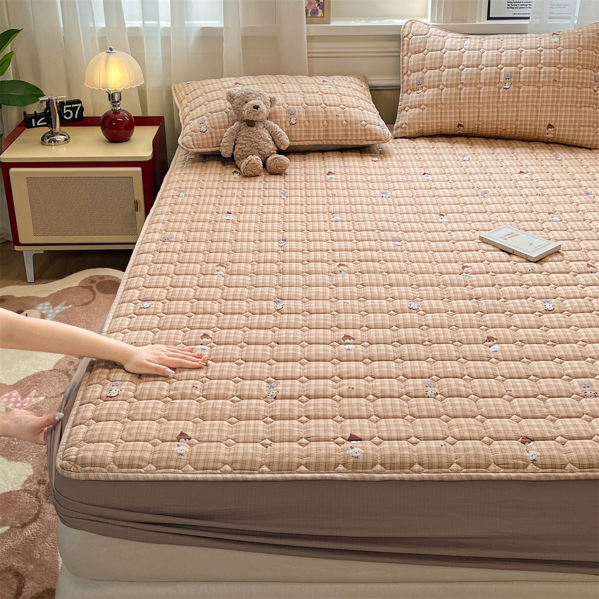 91家纺网 家纺一手货源 找家纺 布卢姆床垫 2025新款A类皱皱纱印花夹棉床笠 焦糖小狗