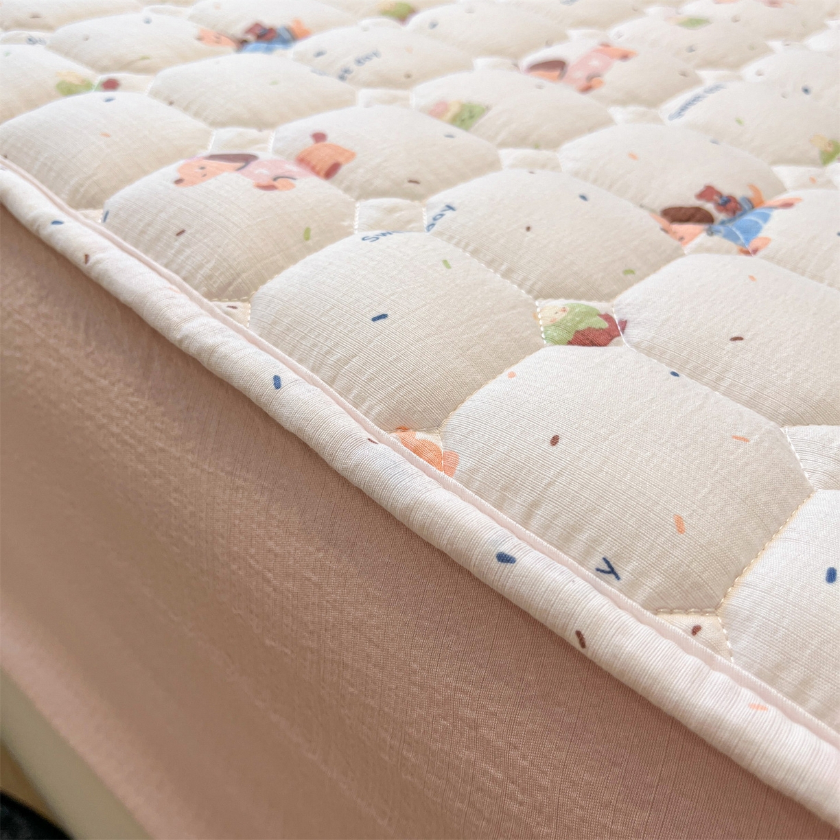 91家纺网 家纺一手货源 找家纺 布卢姆床垫 2025新款A类皱皱纱印花夹棉床笠 可爱小腊肠