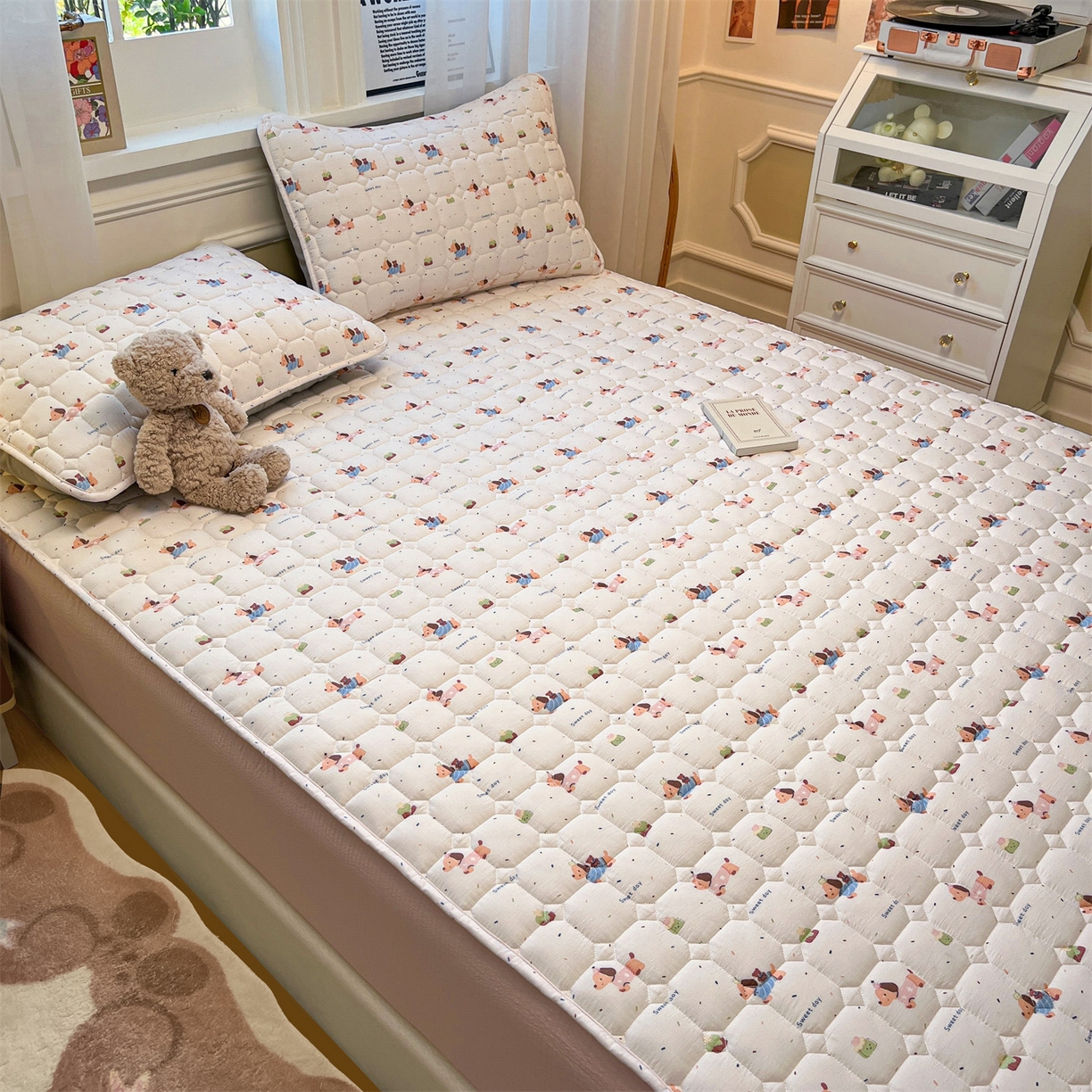 91家纺网 家纺一手货源 找家纺 布卢姆床垫 2025新款A类皱皱纱印花夹棉床笠 可爱小腊肠