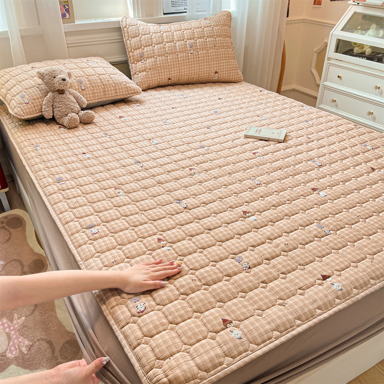 91家纺网 家纺一手货源 找家纺 布卢姆床垫 2025新款A类皱皱纱印花夹棉床笠 焦糖小狗