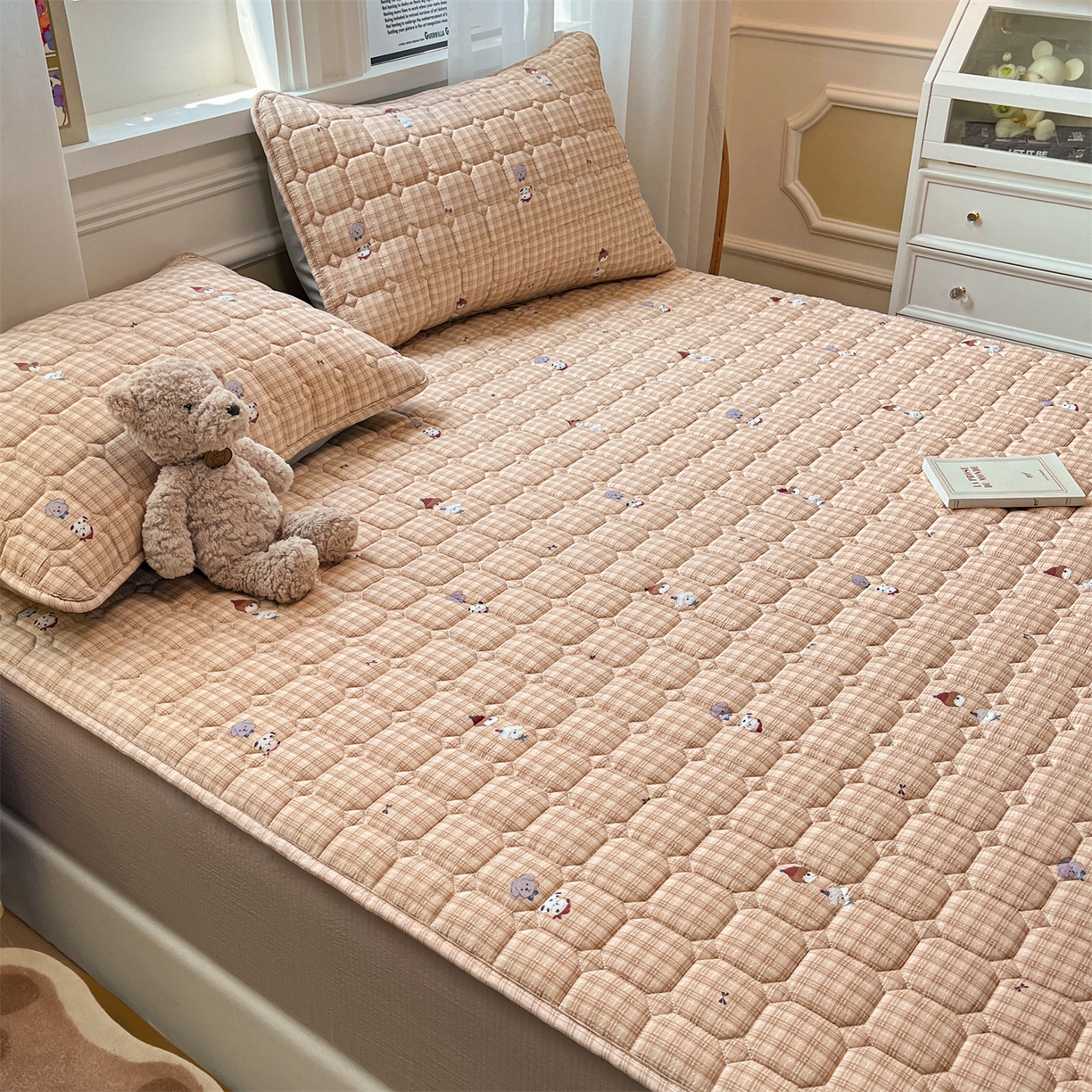 91家纺网 家纺一手货源 找家纺 布卢姆床垫 2025新款A类皱皱纱印花夹棉床笠 焦糖小狗