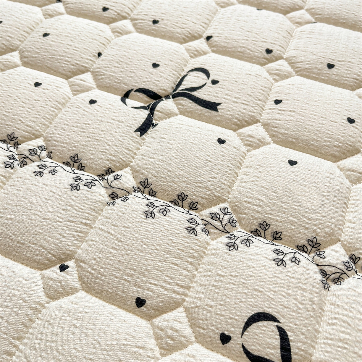 91家纺网 家纺一手货源 找家纺 （总）布卢姆床垫 2025新款A类皱皱纱印花夹棉床笠