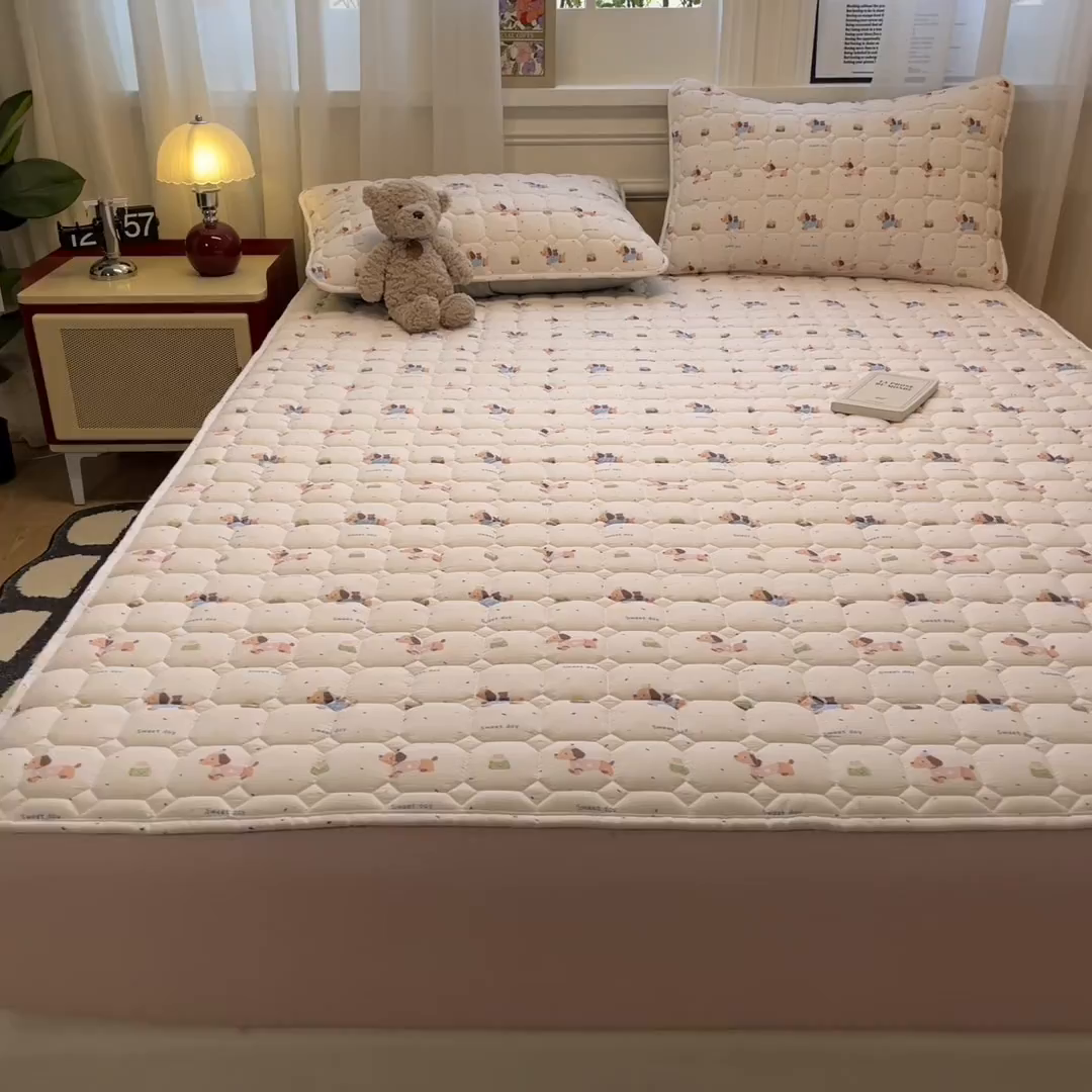 91家纺网 家纺一手货源 找家纺 布卢姆床垫 2025新款A类皱皱纱印花夹棉床笠 可爱小腊肠