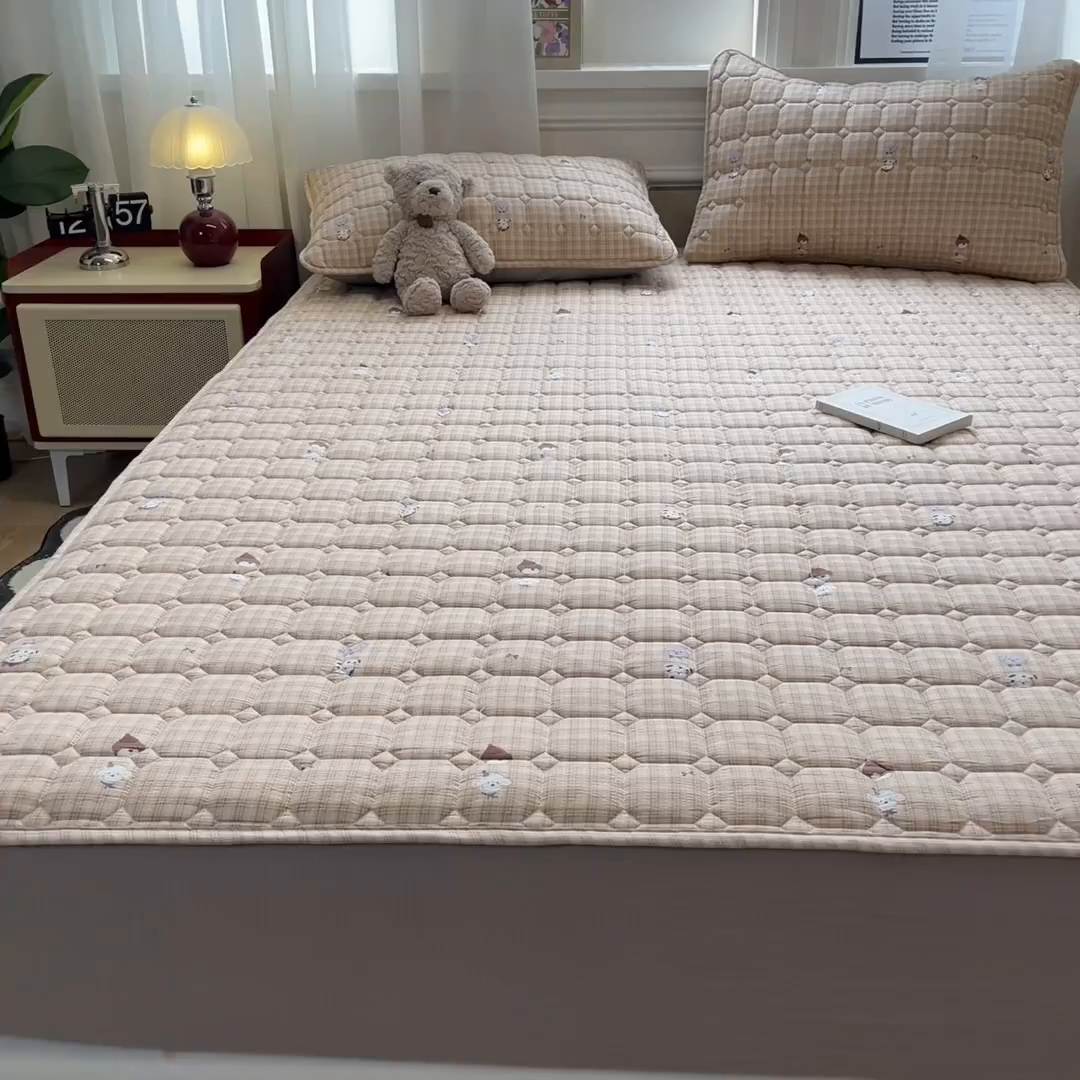 91家纺网 家纺一手货源 找家纺 布卢姆床垫 2025新款A类皱皱纱印花夹棉床笠 焦糖小狗