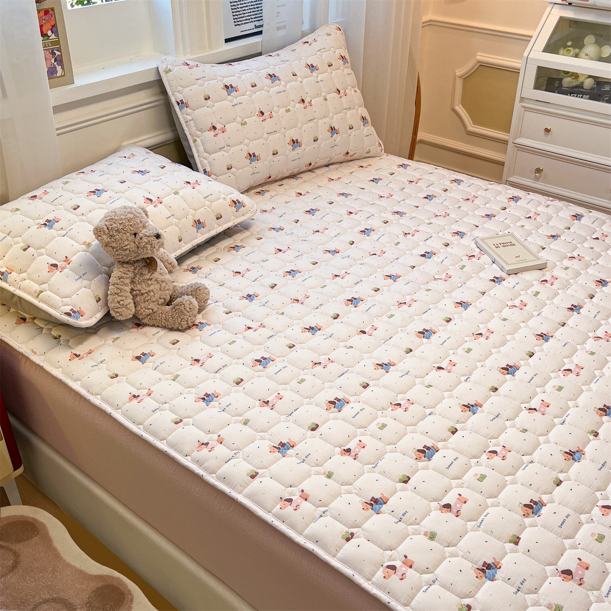 91家纺网 家纺一手货源 找家纺 布卢姆床垫 2025新款A类皱皱纱印花夹棉床笠 可爱小腊肠