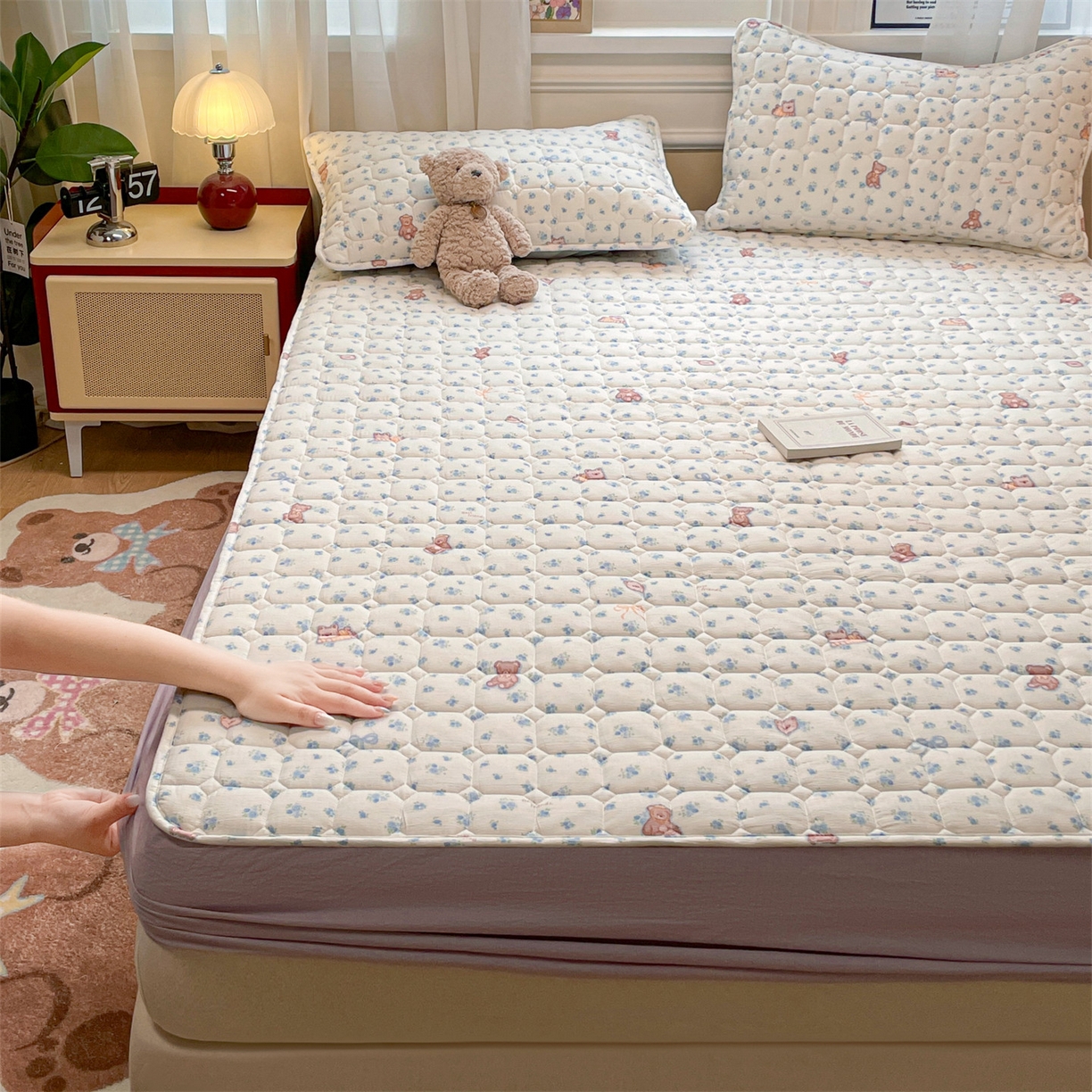 91家纺网 家纺一手货源 找家纺 布卢姆床垫 2025新款A类皱皱纱印花夹棉床笠 快乐家族