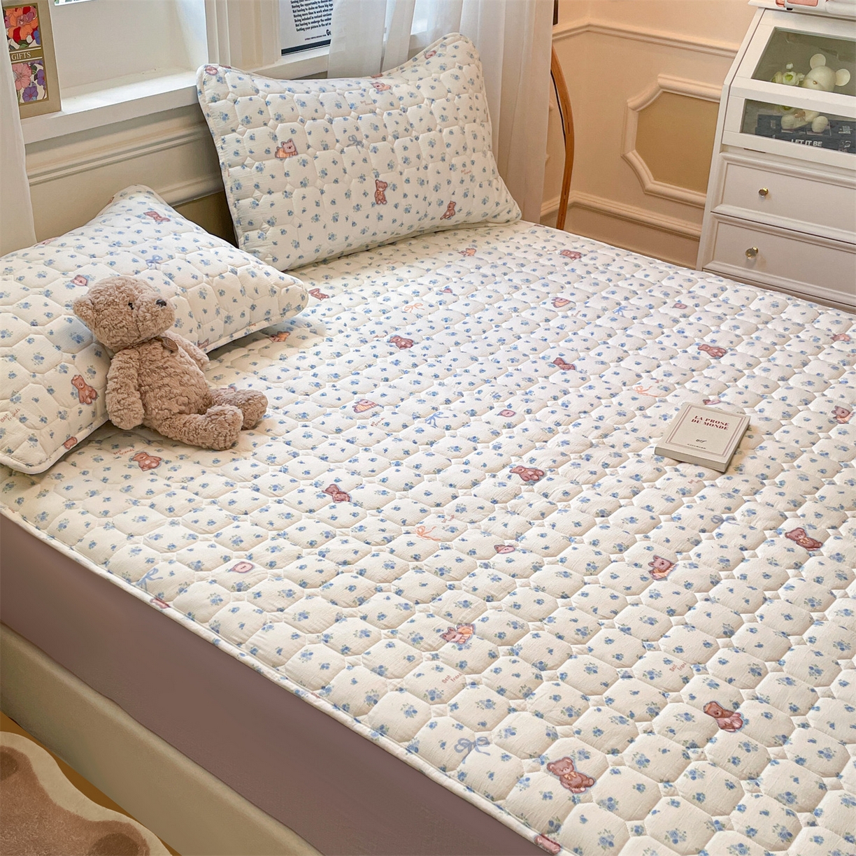 91家纺网 家纺一手货源 找家纺 布卢姆床垫 2025新款A类皱皱纱印花夹棉床笠 快乐家族