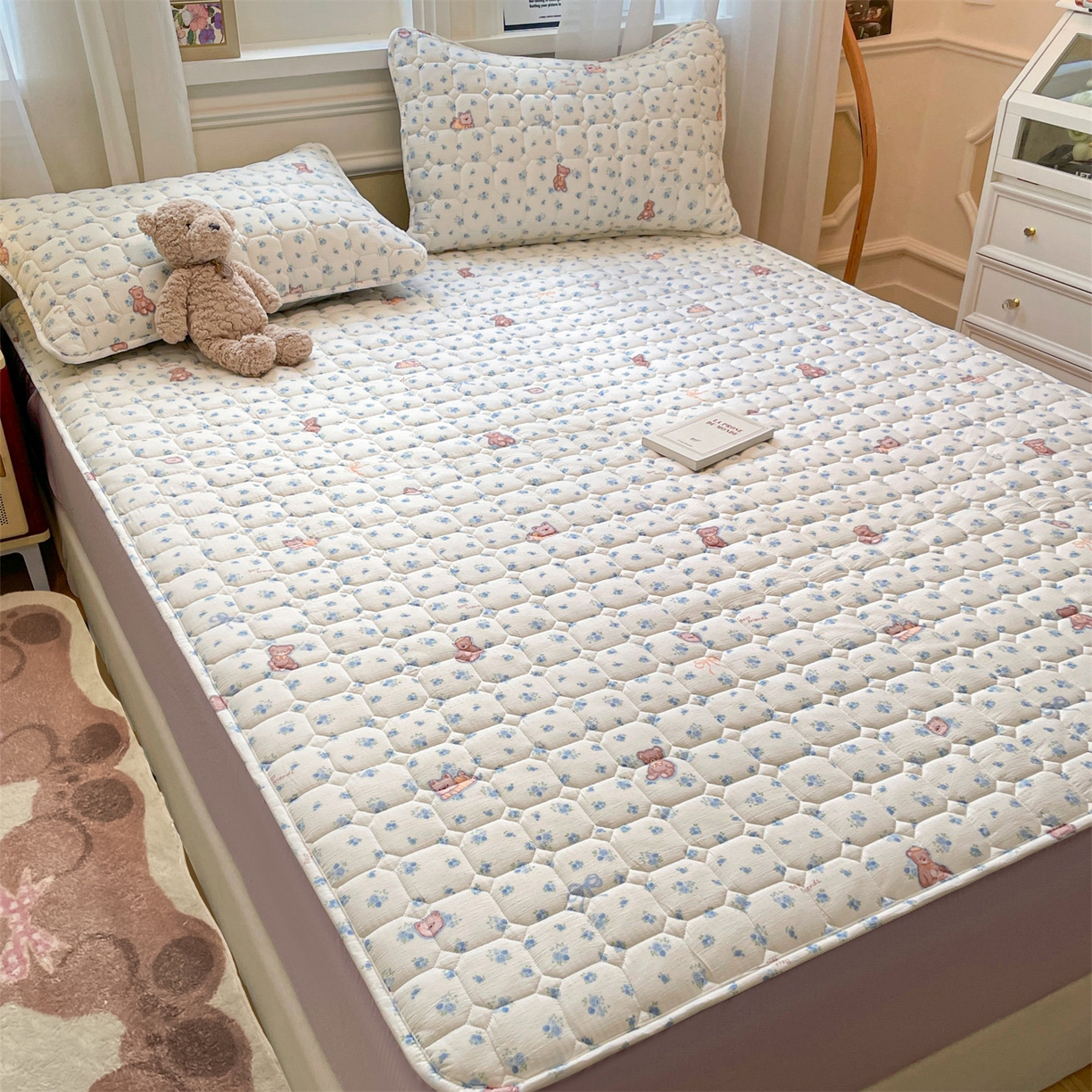 91家纺网 家纺一手货源 找家纺 布卢姆床垫 2025新款A类皱皱纱印花夹棉床笠 快乐家族