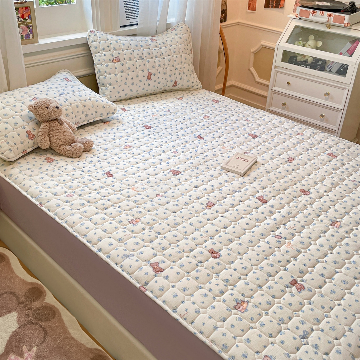 91家纺网 家纺一手货源 找家纺 布卢姆床垫 2025新款A类皱皱纱印花夹棉床笠 快乐家族