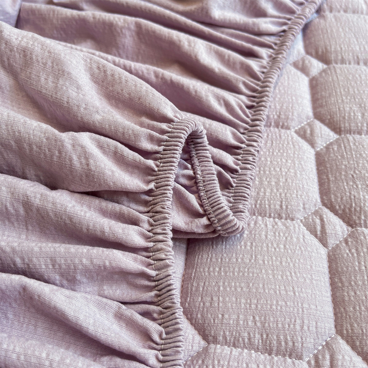 91家纺网 家纺一手货源 找家纺 布卢姆床垫 2025新款A类皱皱纱印花夹棉床笠 快乐家族