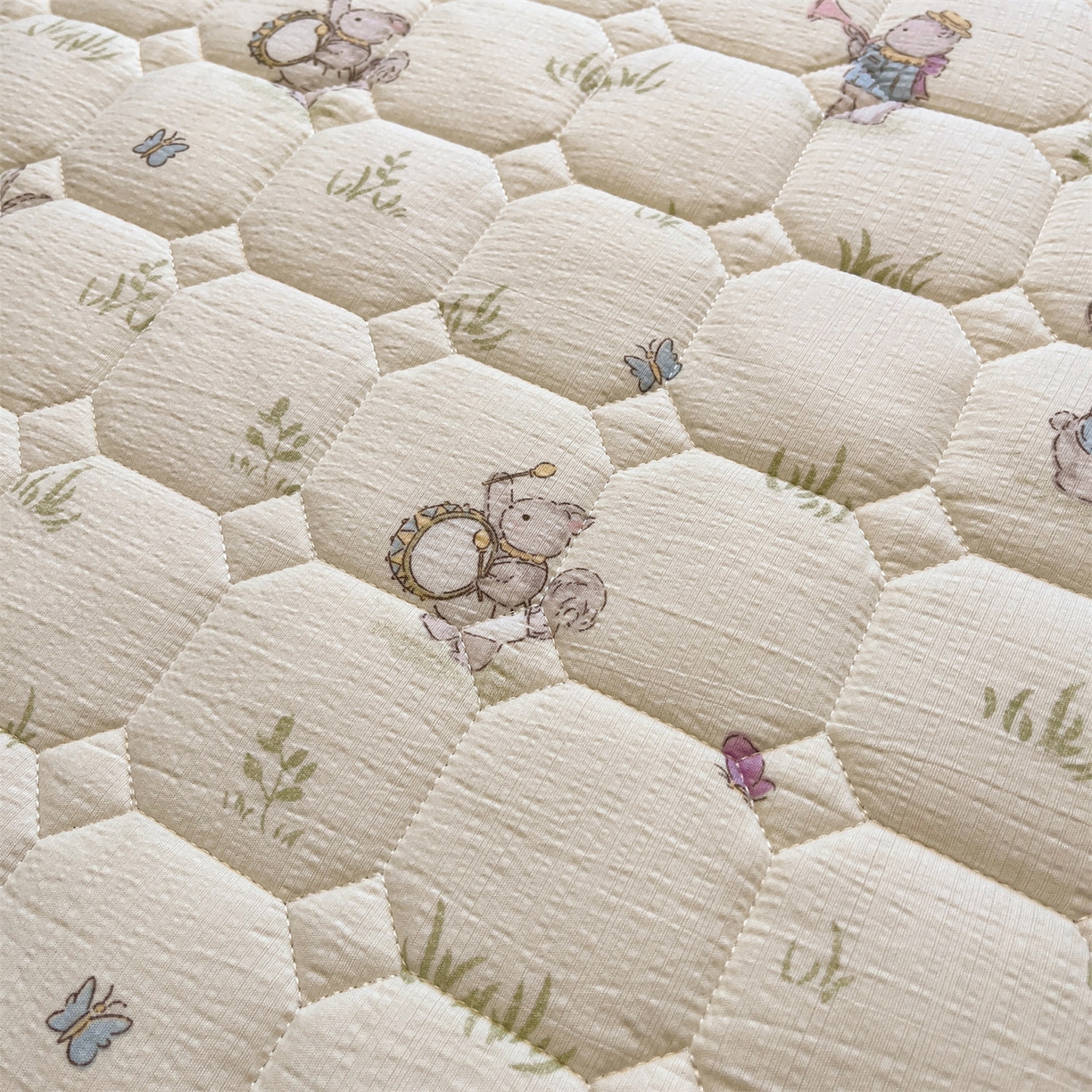 91家纺网 家纺一手货源 找家纺 布卢姆床垫 2025新款A类皱皱纱印花夹棉床笠 森林舞会