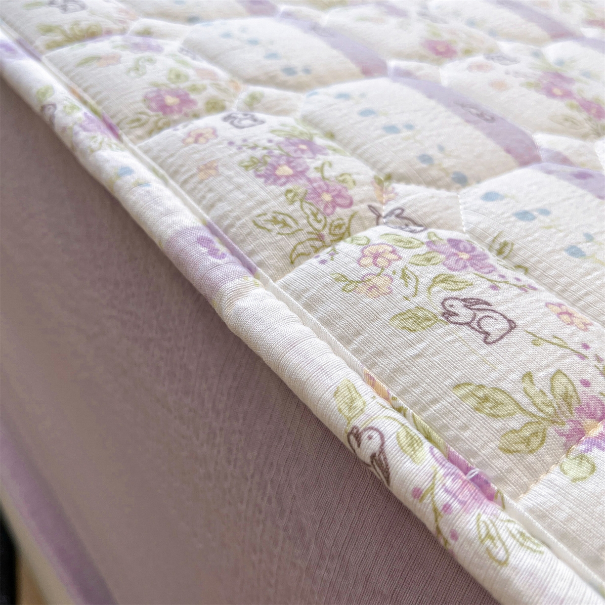 91家纺网 家纺一手货源 找家纺 布卢姆床垫 2025新款A类皱皱纱印花夹棉床笠 花园小兔