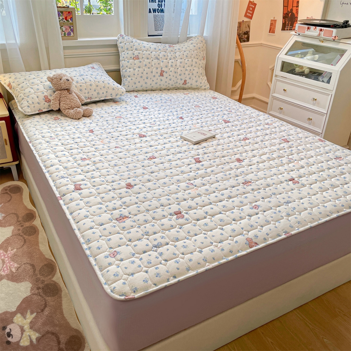 91家纺网 家纺一手货源 找家纺 布卢姆床垫 2025新款A类皱皱纱印花夹棉床笠 快乐家族