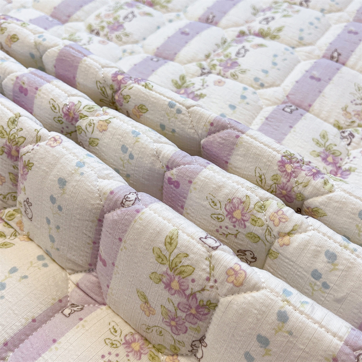 91家纺网 家纺一手货源 找家纺 布卢姆床垫 2025新款A类皱皱纱印花夹棉床笠 花园小兔