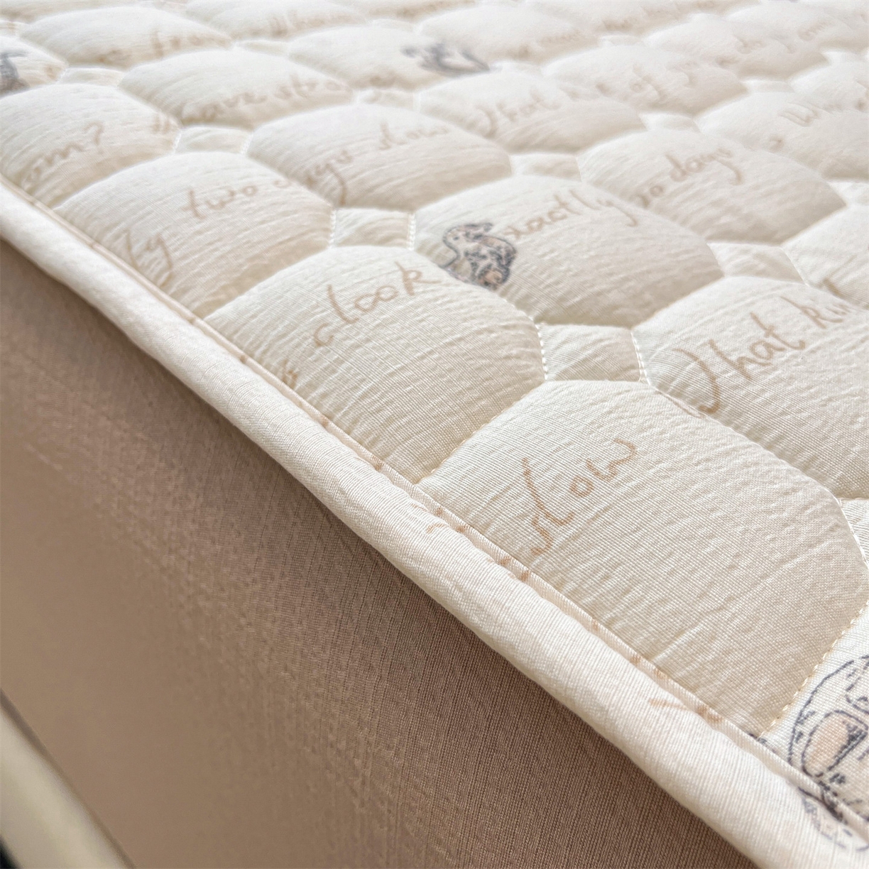 91家纺网 家纺一手货源 找家纺 布卢姆床垫 2025新款A类皱皱纱印花夹棉床笠 极简主义