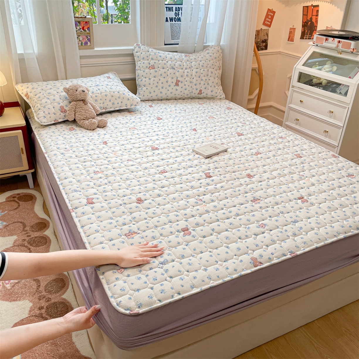 91家纺网 家纺一手货源 找家纺 布卢姆床垫 2025新款A类皱皱纱印花夹棉床笠 快乐家族