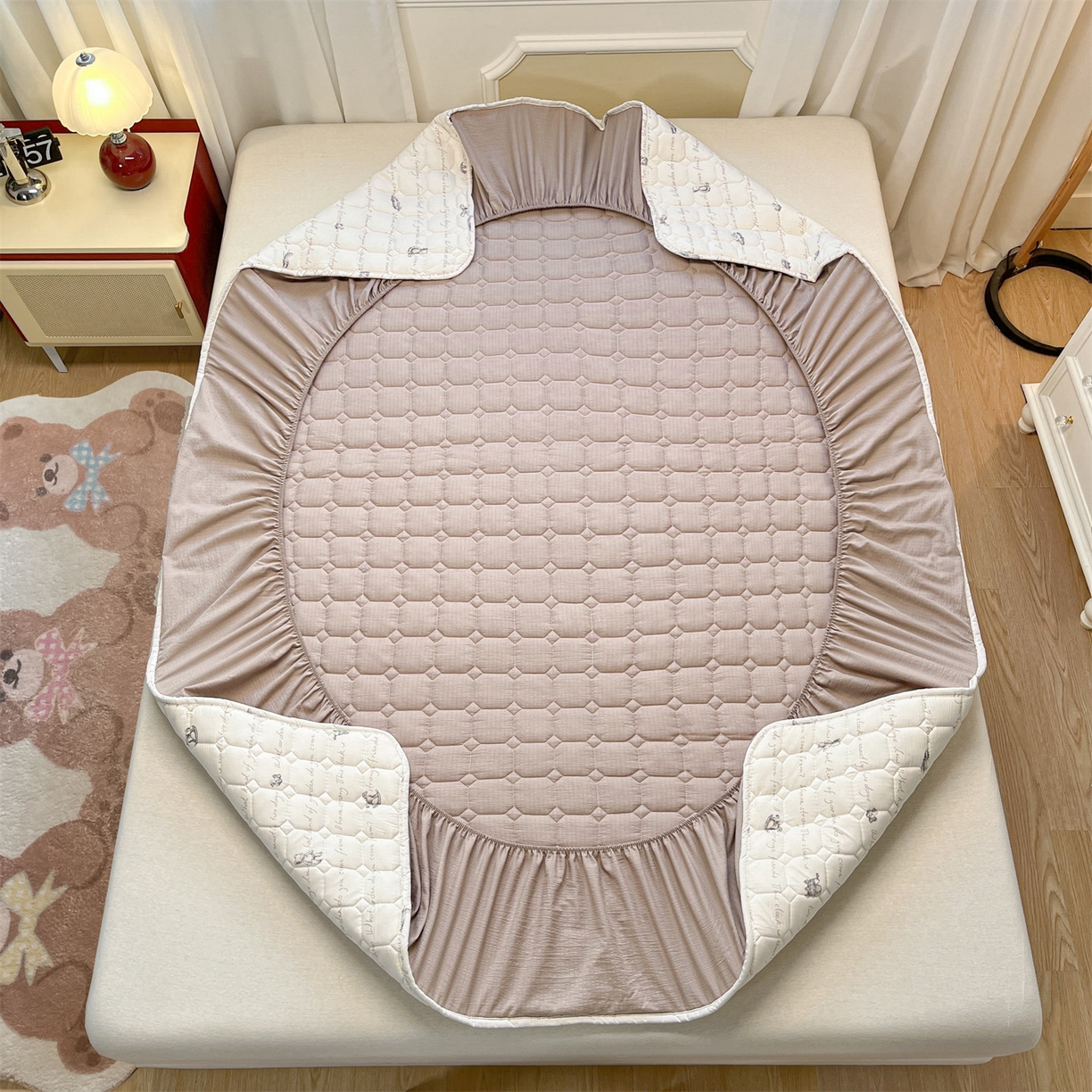 91家纺网 家纺一手货源 找家纺 布卢姆床垫 2025新款A类皱皱纱印花夹棉床笠 极简主义