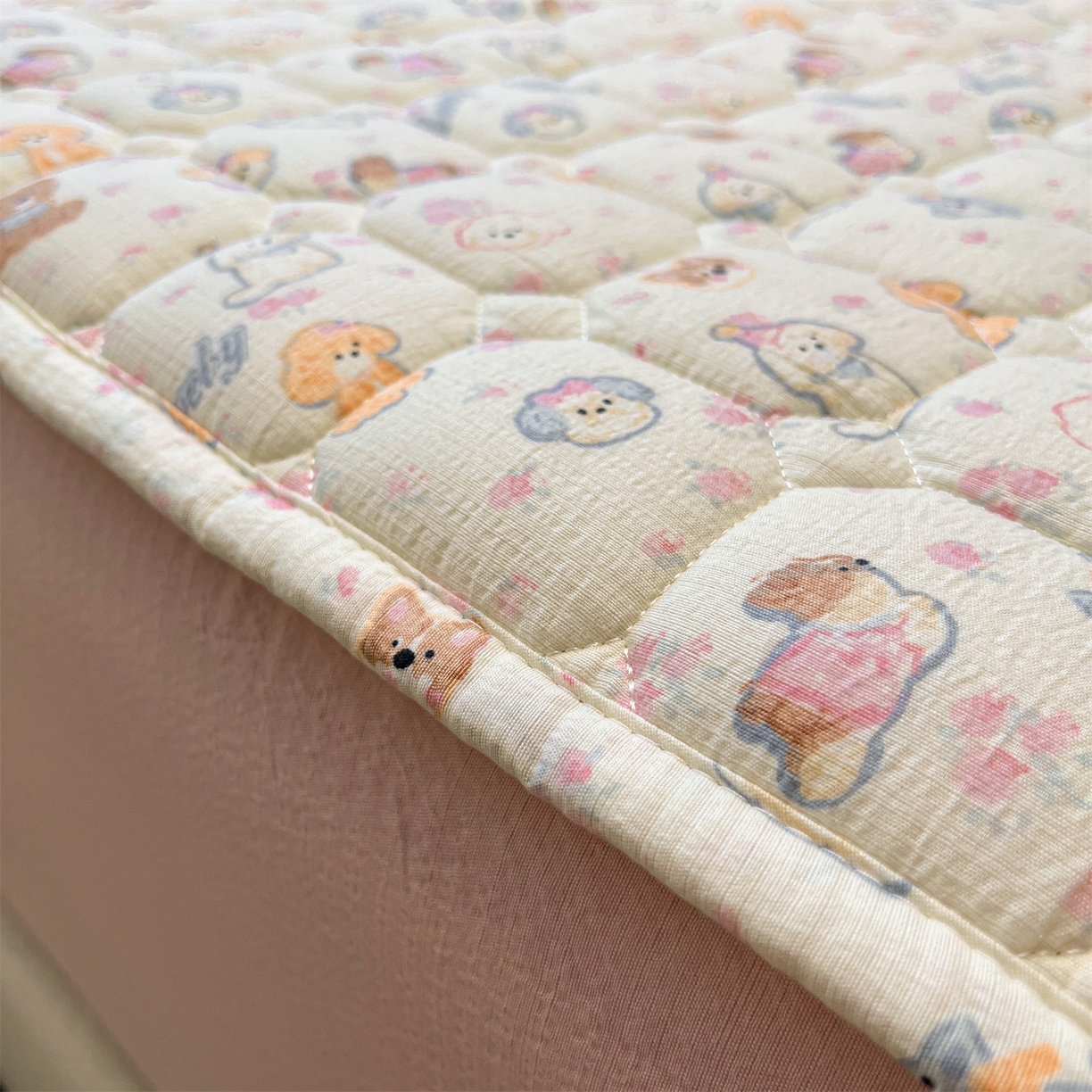 91家纺网 家纺一手货源 找家纺 布卢姆床垫 2025新款A类皱皱纱印花夹棉床笠 泡芙小狗