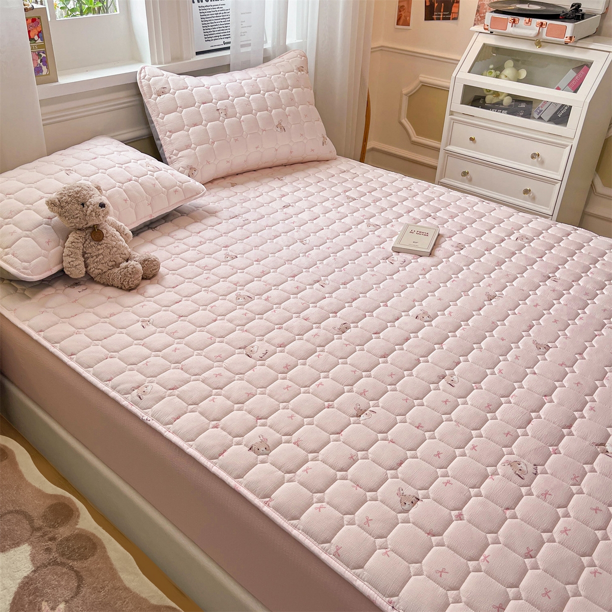 91家纺网 家纺一手货源 找家纺 布卢姆床垫 2025新款A类皱皱纱印花夹棉床笠 萌萌兔