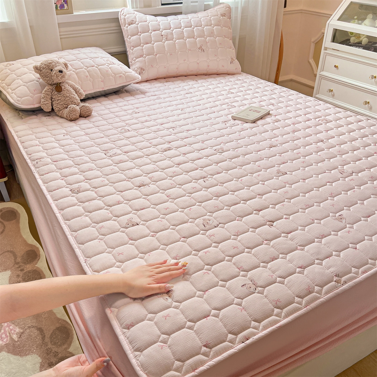 91家纺网 家纺一手货源 找家纺 布卢姆床垫 2025新款A类皱皱纱印花夹棉床笠 萌萌兔