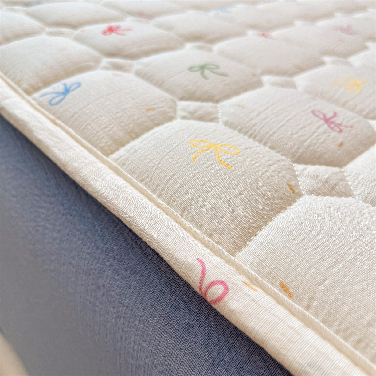 91家纺网 家纺一手货源 找家纺 布卢姆床垫 2025新款A类皱皱纱印花夹棉床笠 仙女多巴胺