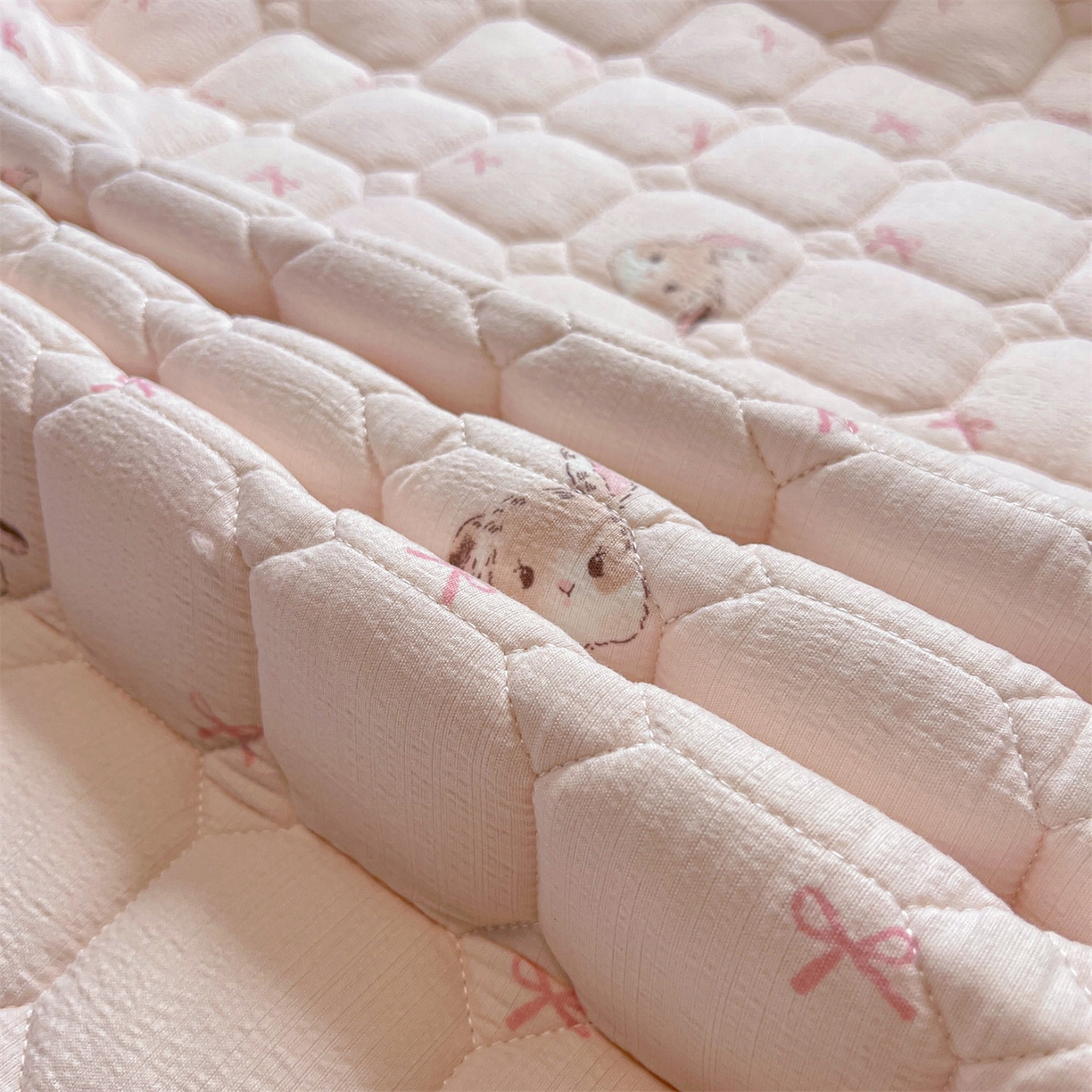 91家纺网 家纺一手货源 找家纺 布卢姆床垫 2025新款A类皱皱纱印花夹棉床笠 萌萌兔