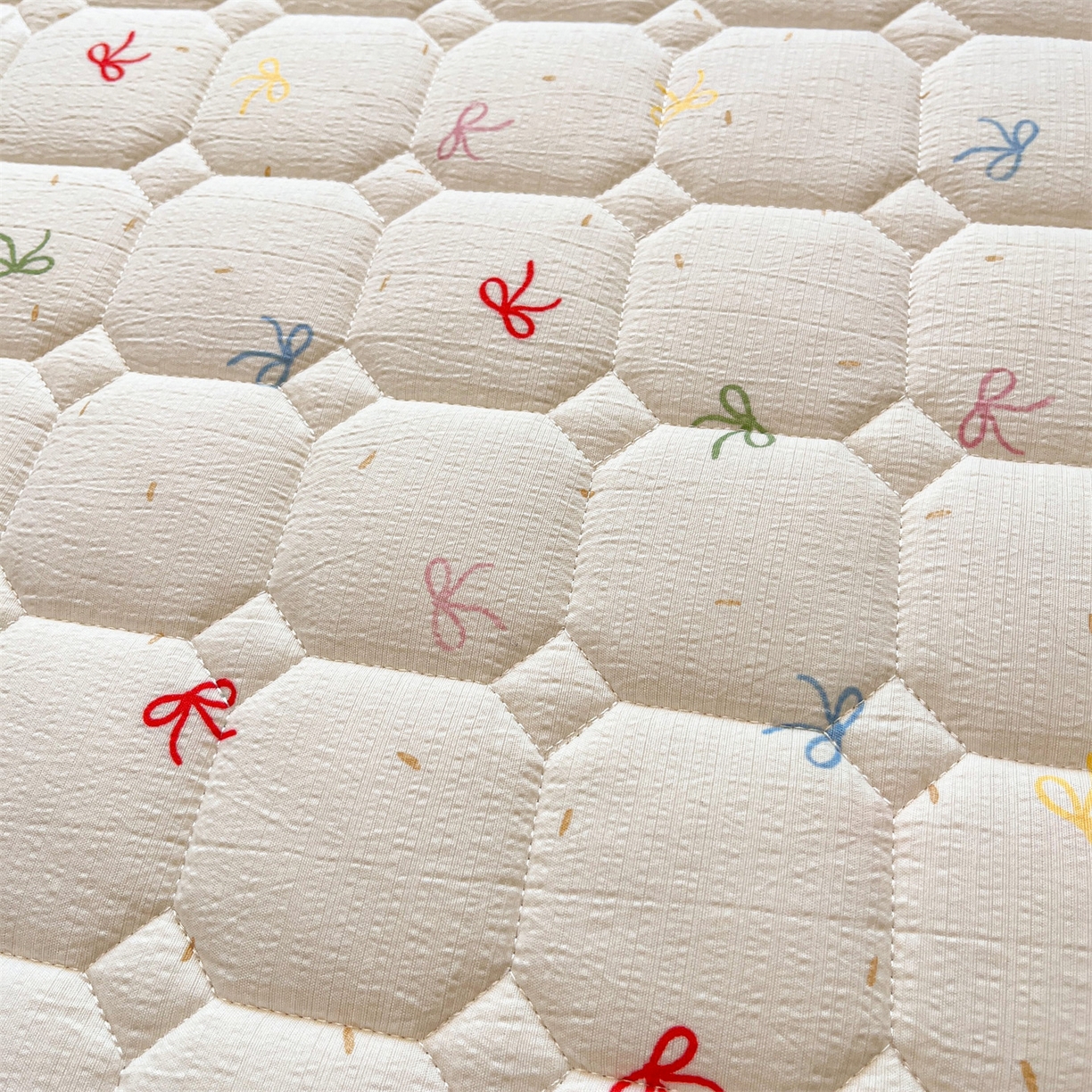 91家纺网 家纺一手货源 找家纺 布卢姆床垫 2025新款A类皱皱纱印花夹棉床笠 仙女多巴胺