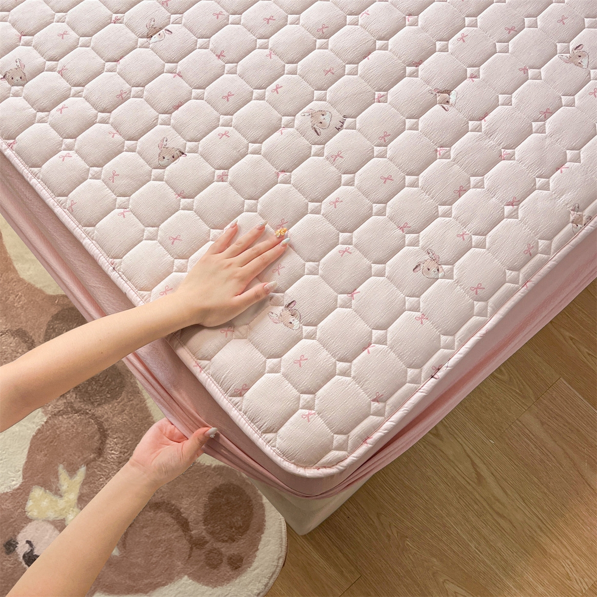 91家纺网 家纺一手货源 找家纺 布卢姆床垫 2025新款A类皱皱纱印花夹棉床笠 萌萌兔