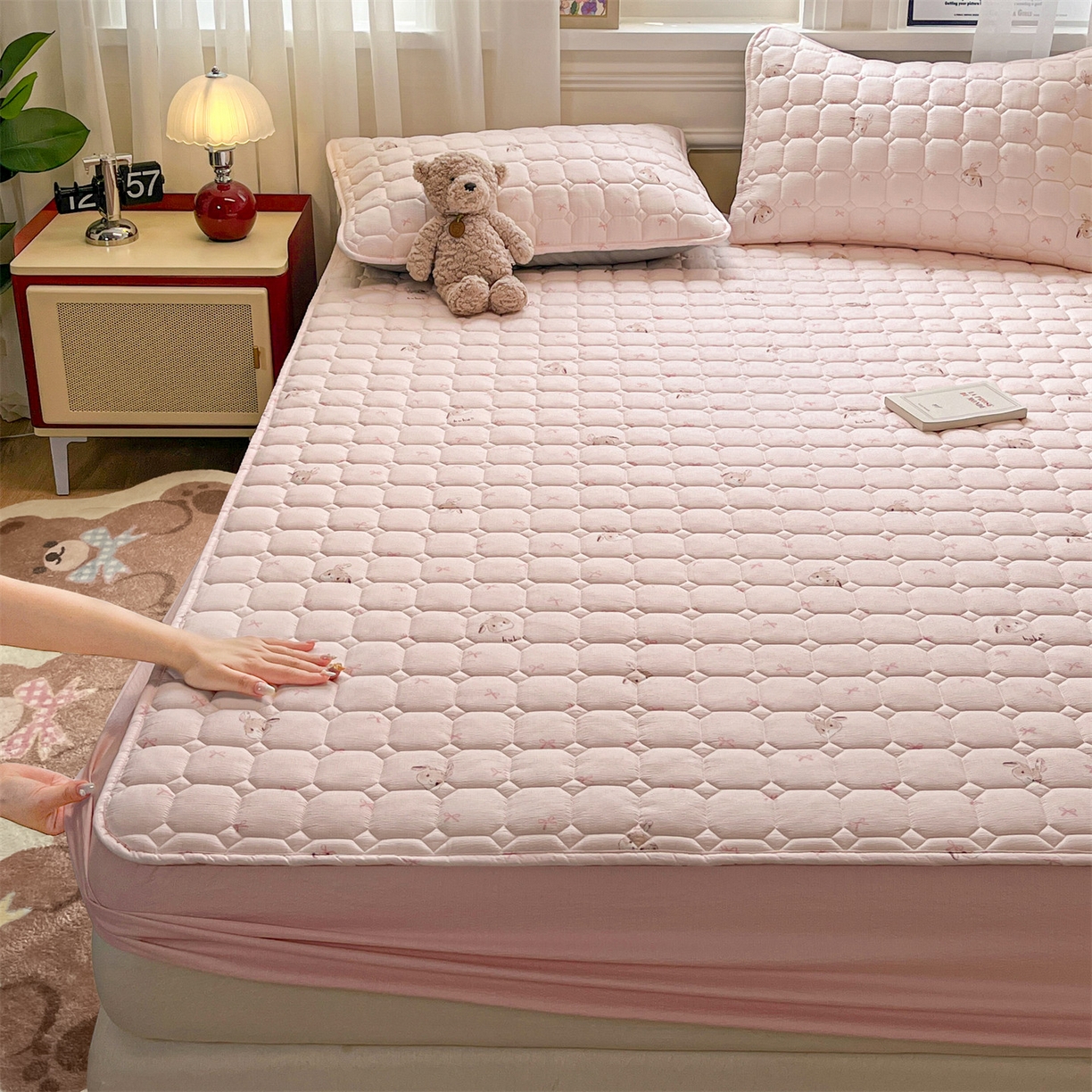 91家纺网 家纺一手货源 找家纺 布卢姆床垫 2025新款A类皱皱纱印花夹棉床笠 萌萌兔