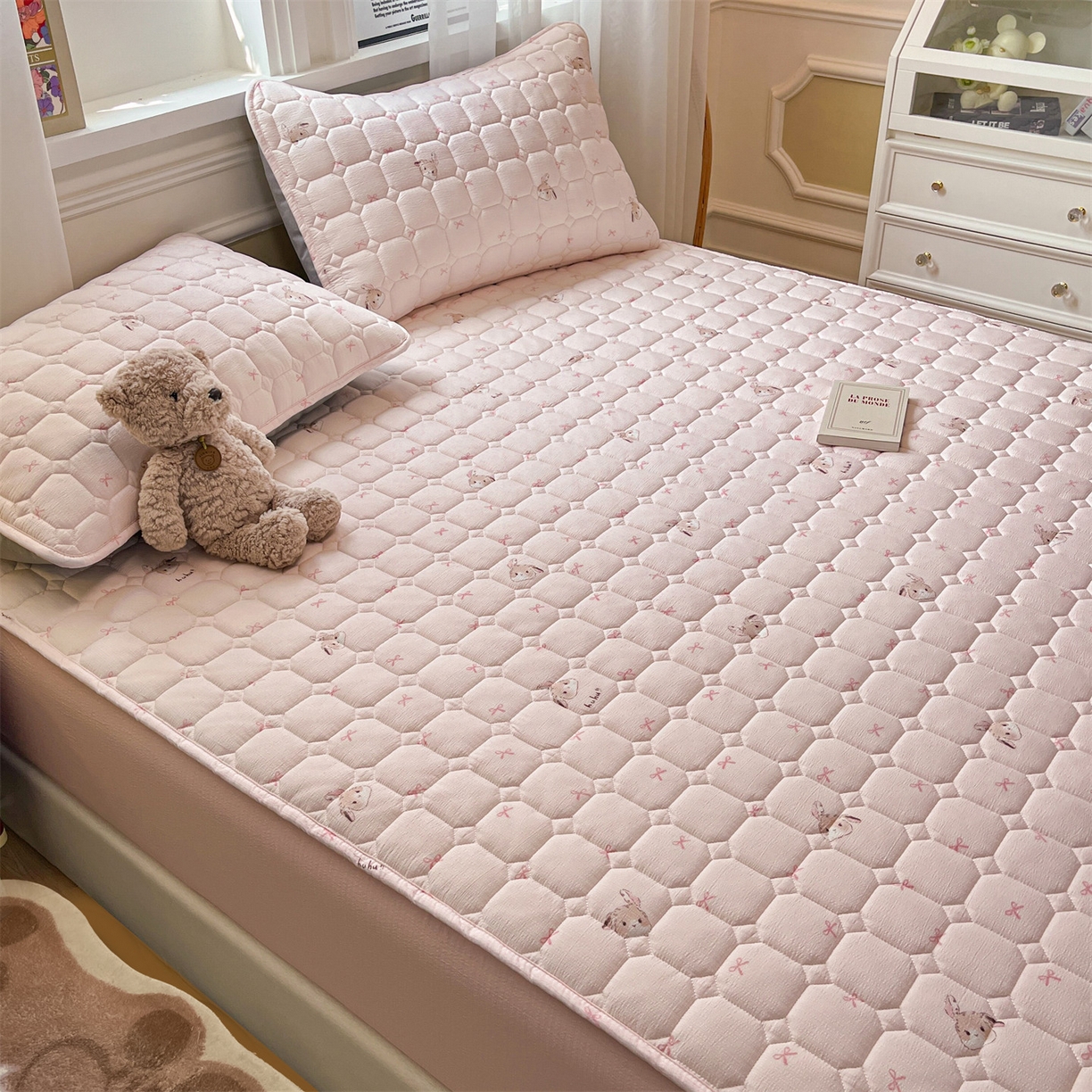 91家纺网 家纺一手货源 找家纺 布卢姆床垫 2025新款A类皱皱纱印花夹棉床笠 萌萌兔