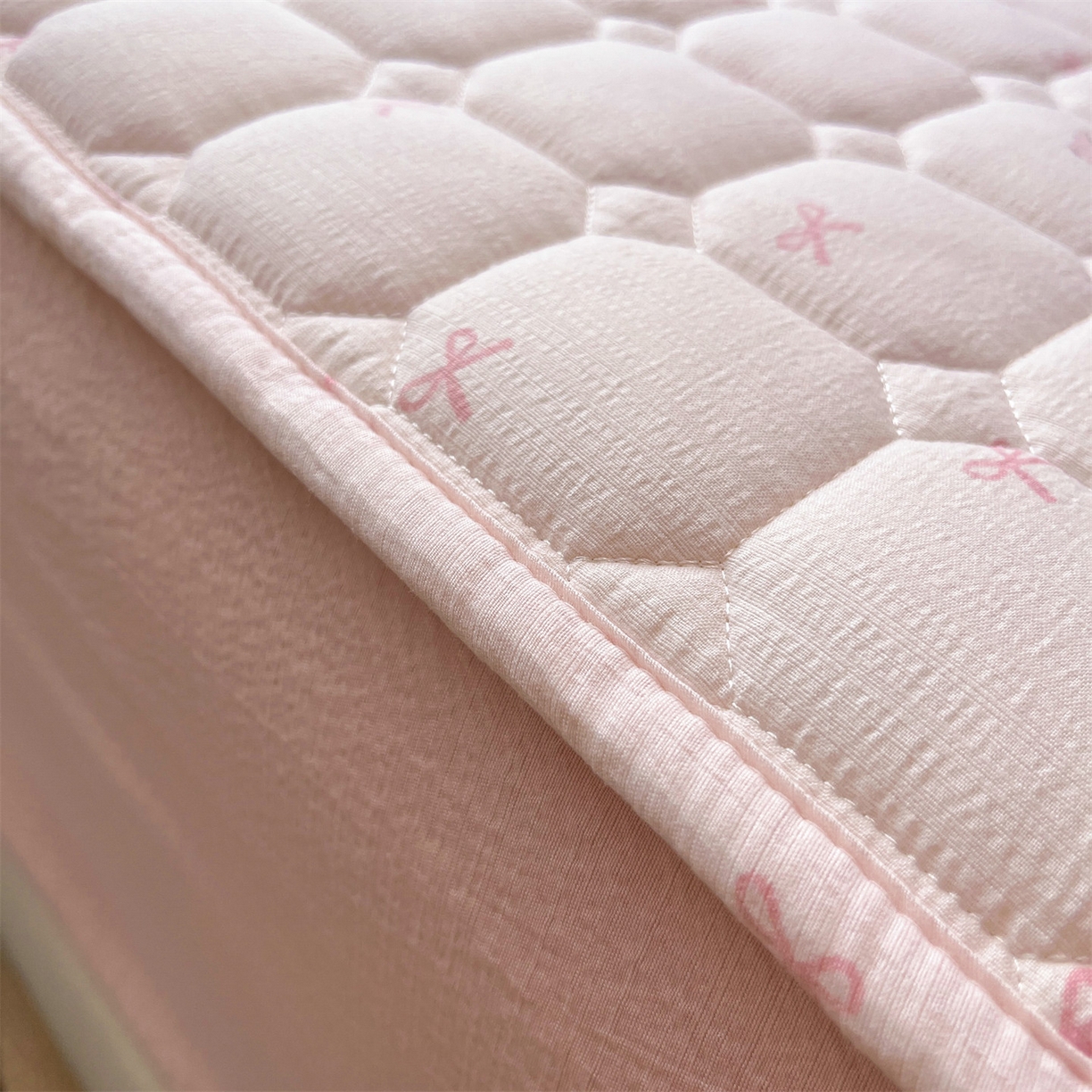 91家纺网 家纺一手货源 找家纺 布卢姆床垫 2025新款A类皱皱纱印花夹棉床笠 萌萌兔