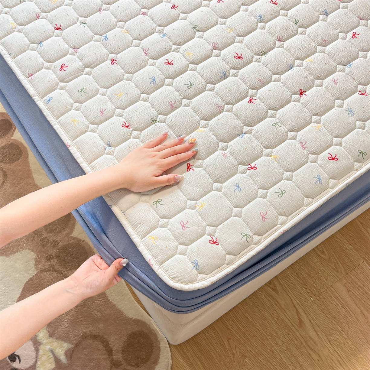 91家纺网 家纺一手货源 找家纺 布卢姆床垫 2025新款A类皱皱纱印花夹棉床笠 仙女多巴胺