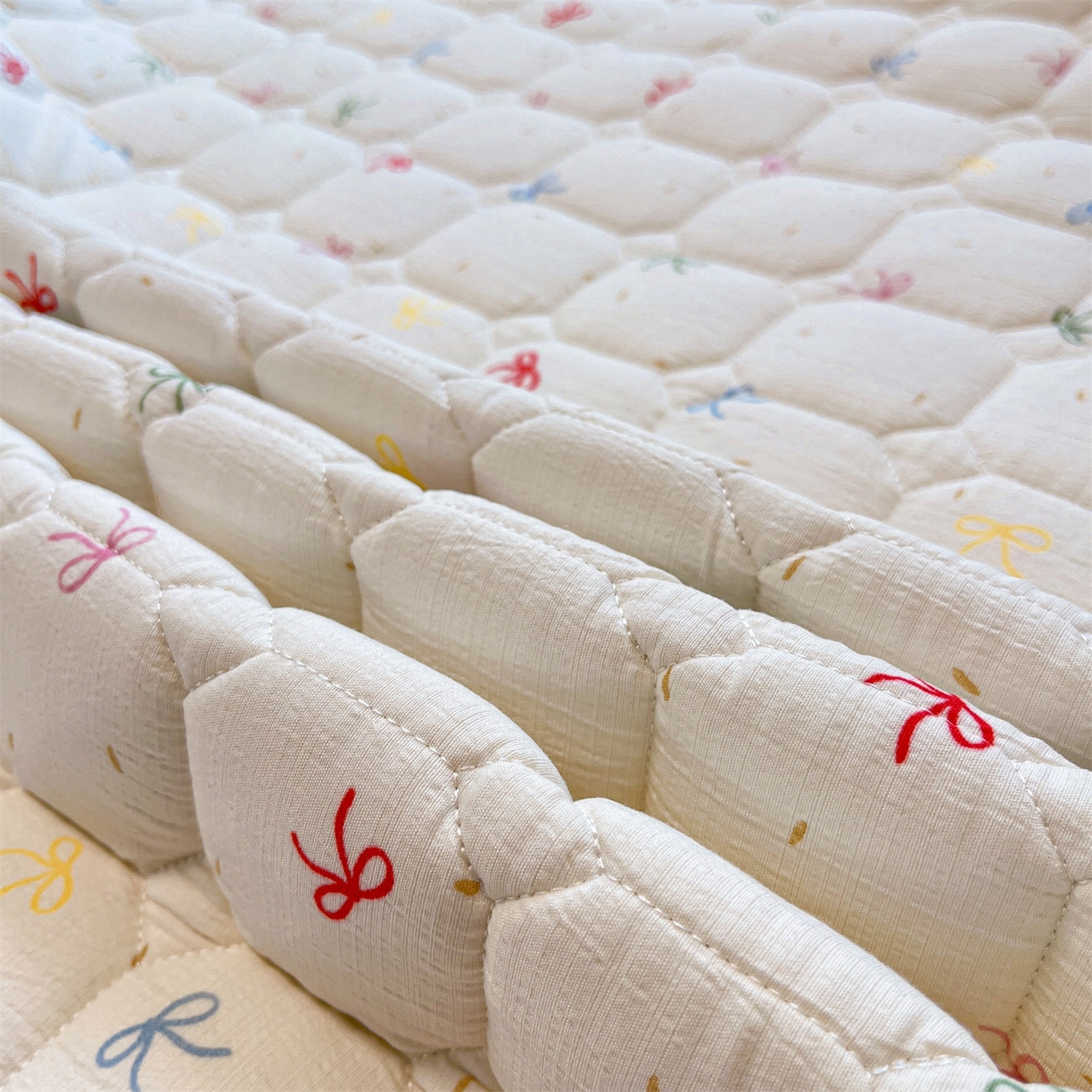 91家纺网 家纺一手货源 找家纺 布卢姆床垫 2025新款A类皱皱纱印花夹棉床笠 仙女多巴胺