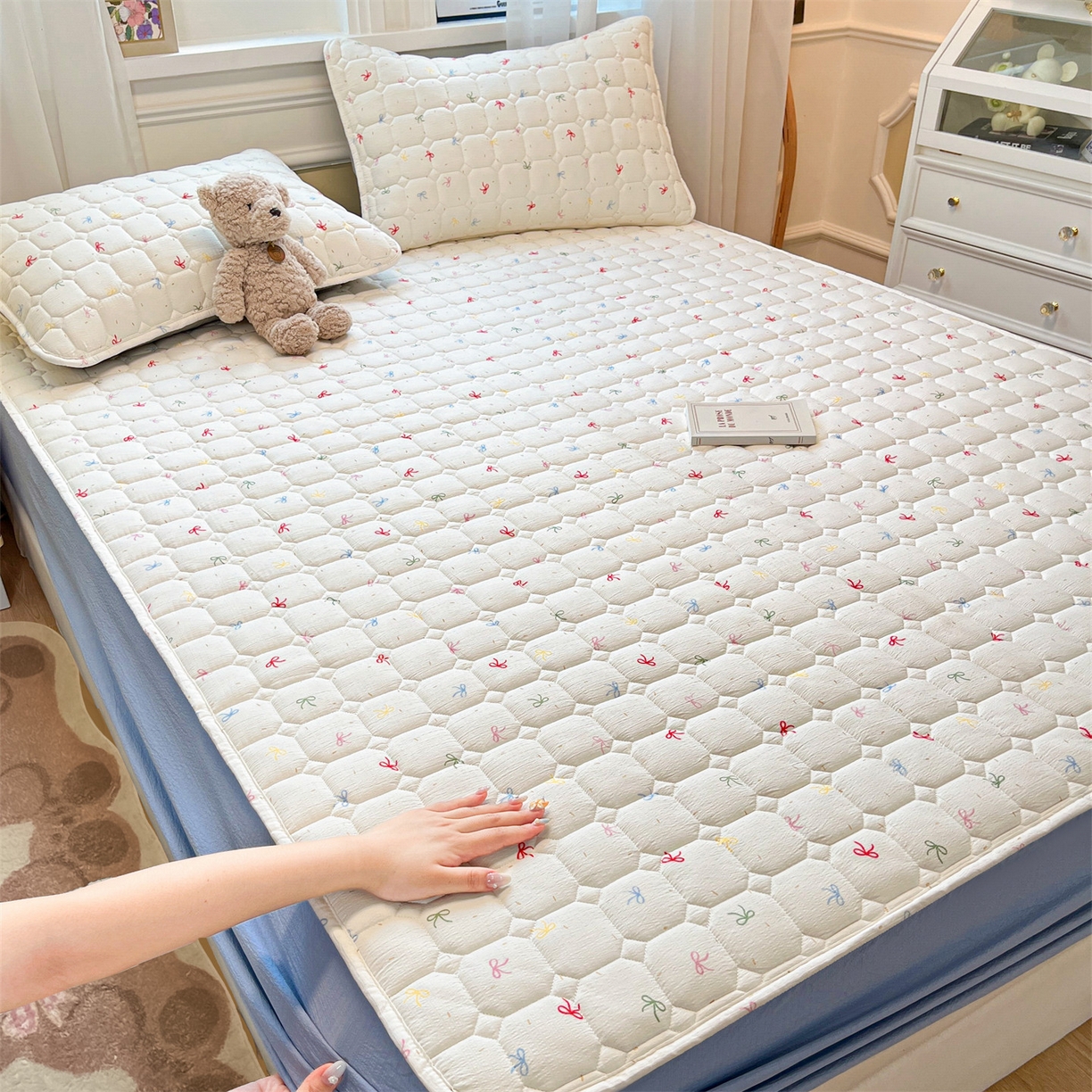 91家纺网 家纺一手货源 找家纺 布卢姆床垫 2025新款A类皱皱纱印花夹棉床笠 仙女多巴胺