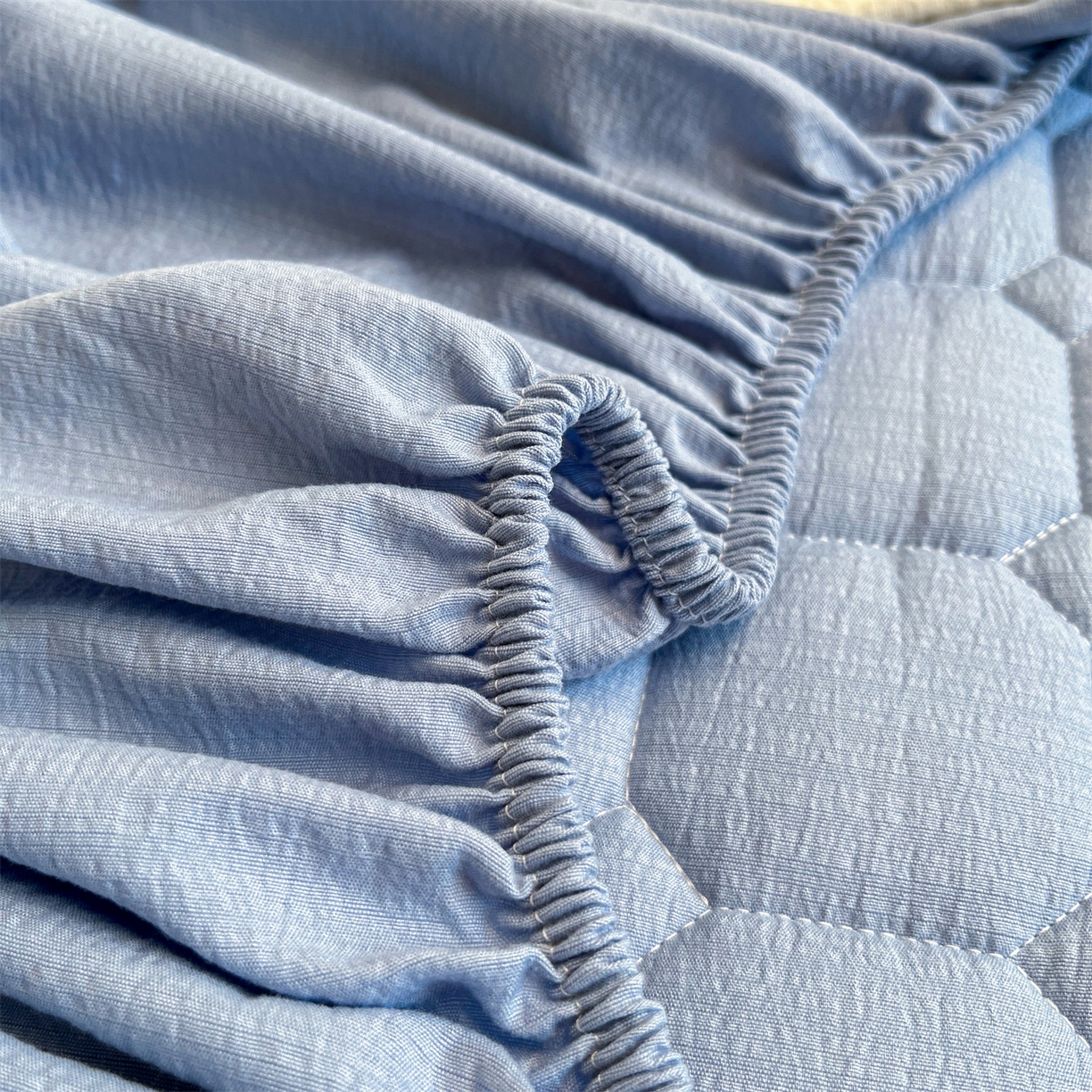 91家纺网 家纺一手货源 找家纺 布卢姆床垫 2025新款A类皱皱纱印花夹棉床笠 仙女多巴胺